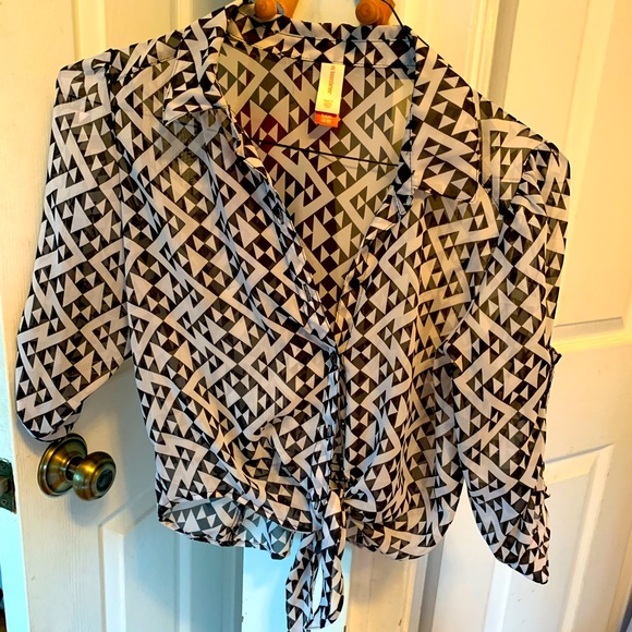 Shirt is black with white collar blouse. - Picture 2 of 4